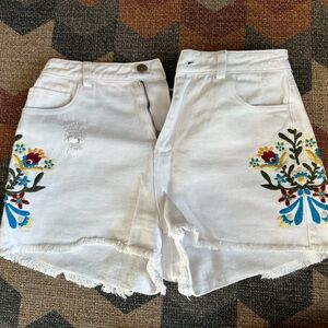 Very J White Jean Shorts with Floral Embroidery